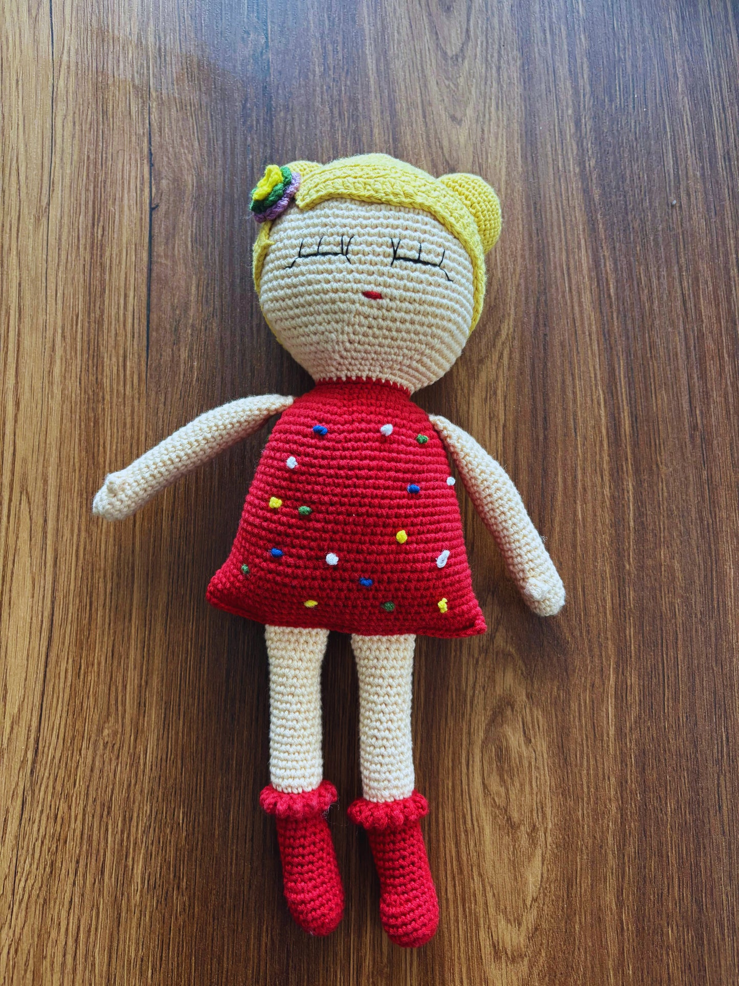 Amigurumi tığ işi bebek kız çocuğu, el yapımı örgü oyuncak kırmızı uyku arkadaşı
